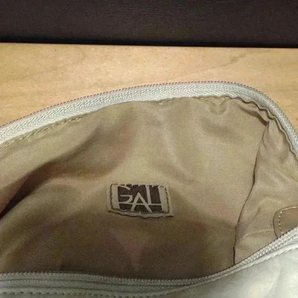 GAL leather two tone cream/tan medium crossbody bag with adjustable strap - Picture 6 of 6